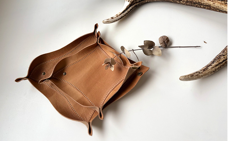 千鳥がモチーフの持ち運びできるtoriトレイ ブラウン(小)［amina+］【 本革 革小物 レザー ハンドメイド 小物入れ アクセサリートレイ シンプル エゾシカ革 手作り トレイ 置き皿 北海道 十勝 幕別 】