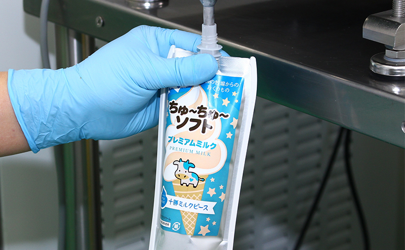 【十勝産生乳100％】 飲むソフトクリーム 100ml×4個 ちゅ～ちゅ～ソフト （ミルク2/いちご2）【 バター 仕込み ジェラート アイス ミルク いちご アイスクリーム ソフトクリーム デザート スイーツ ミルク 詰め合わせ 北海道 十勝 幕別 】