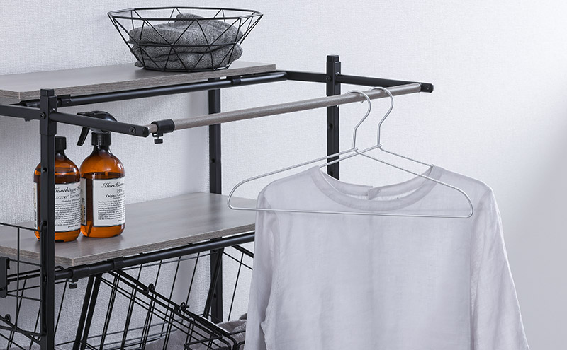 ランドリーラック バスケット付き伸縮スタイルランドリーラック アイリスオーヤマ ブラック BSSL-860R   バスケット付 伸縮ラック 洗濯機上収納 洗濯ラック 洗面所 収納 ラック ランドリー収納 可動棚 スリム 縦型