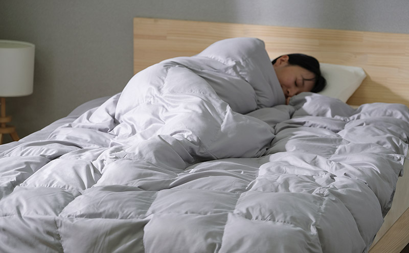 掛け布団 人工羽毛掛け布団 シングル KKF-SB8-S アイリスオーヤマ 暖かい 洗える 布団 寝具 キルティング 人工羽毛 臭わない 吸湿発熱 新生活 一人暮らし 生活応援