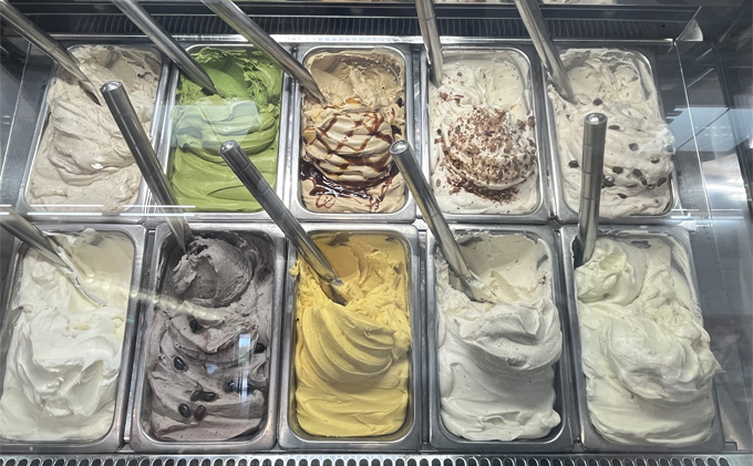 本格ジェラート 羽後町産生乳使用！「うご・じぇら」400g×2個セット（ミルク＋他1種類※おまかせ）〈株式会社おも・しぇ〉 スイーツ 冷たいスイーツ フレッシュミルク 濃厚 後味さっぱり 新鮮 とれたて食材 生産者直送 野菜 完熟果物