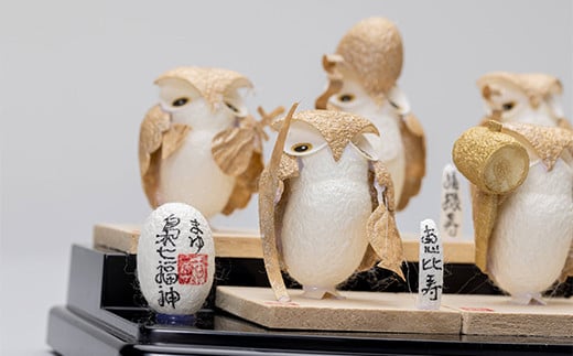 まゆでできた金色に染めたフクロウ七福神（7体入り）  人形 工芸品 インテリア F23R-810