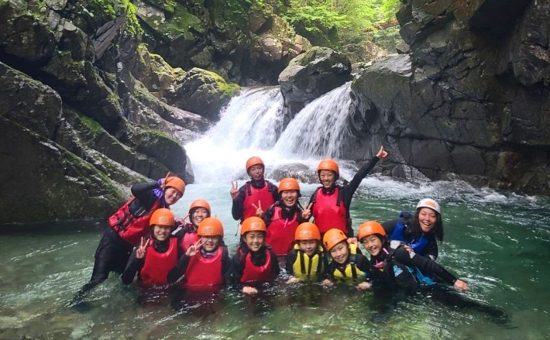 【2025年先行予約】 シャワートレッキング  ファミリーコース 大人2名 子供1名 計3名様 チケット アクティビティ アウトドア 体験