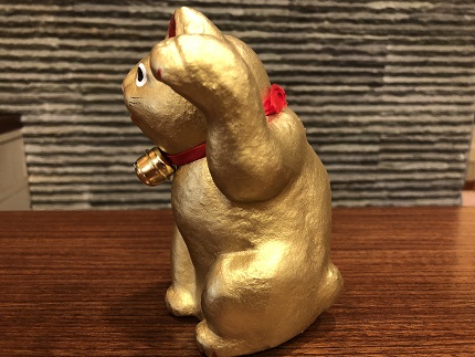 【鴻巣の赤物】招き猫（金） 縁起物 ギフト 置物 インテリア 商売繁盛 金運 風水 開運招福 開業祝い 居酒屋 カフェ レストラン 美容室 まねきねこ コンパクト おしゃれ かわいい 玄関 猫好き 送料無料