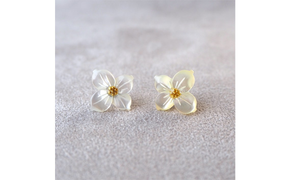 シェルのピアス ハナミズキ［ホワイト］ チタン製ピアス ハンドメイド