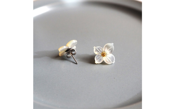 シェルのピアス ハナミズキ［ホワイト］ チタン製ピアス ハンドメイド