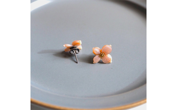 シェルのピアス ハナミズキ［ピンク］ チタン製ピアス ハンドメイド