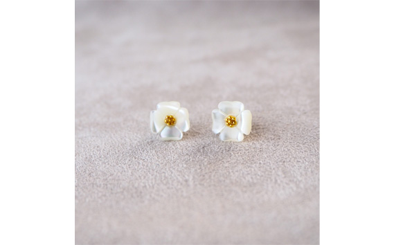 シェルのピアス ハナミズキ［ミニ］ チタン製ピアス ハンドメイド