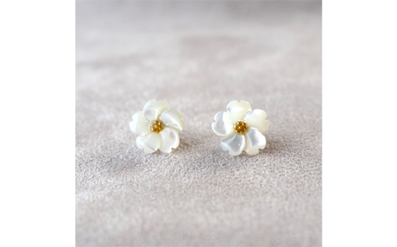 シェルのピアス フラワー［ホワイト］ チタン製ピアス ハンドメイド