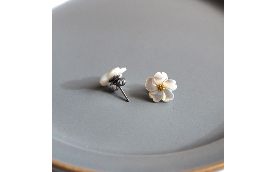シェルのピアス フラワー［ホワイト］ チタン製ピアス ハンドメイド