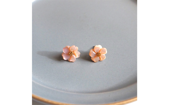 シェルのピアス フラワー［ピンク］ チタン製ピアス ハンドメイド