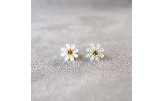 シェルのピアス マーガレット［ホワイト］チタン製ピアス ハンドメイド