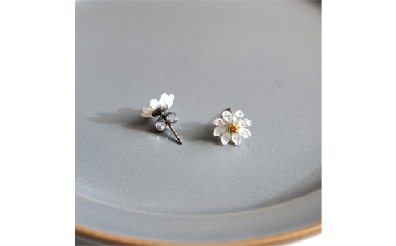 シェルのピアス マーガレット［ホワイト］チタン製ピアス ハンドメイド