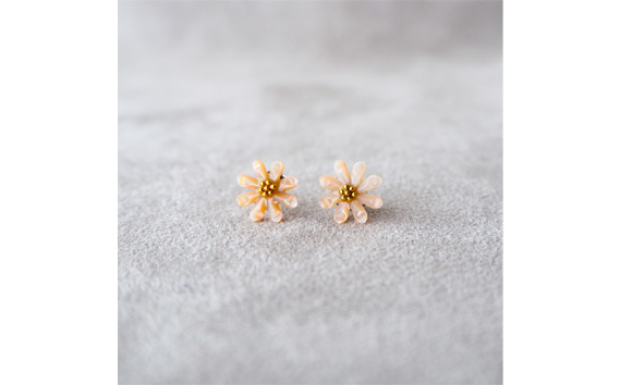 シェルのピアス マーガレット［ピンク］チタン製ピアス ハンドメイド