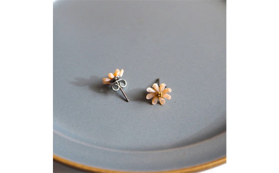 シェルのピアス マーガレット［ピンク］チタン製ピアス ハンドメイド