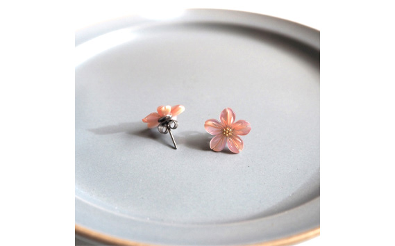 シェルのピアス 桜［ピンク］チタン製ピアス ハンドメイド
