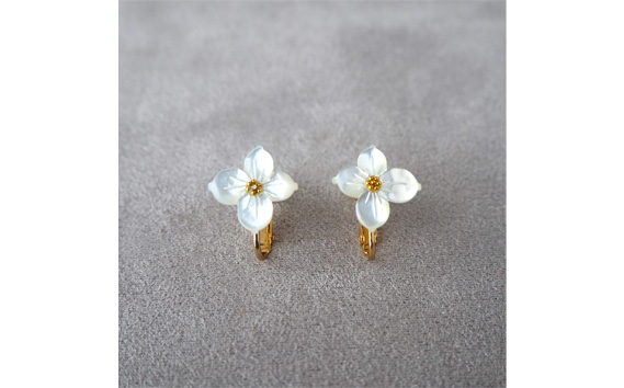 シェルのイヤリング ハナミズキ［ホワイト］ 金属アレルギー対応 真鍮製メッキ製（シリコンカバー付き） ネジバネ式イヤリング ハンドメイド