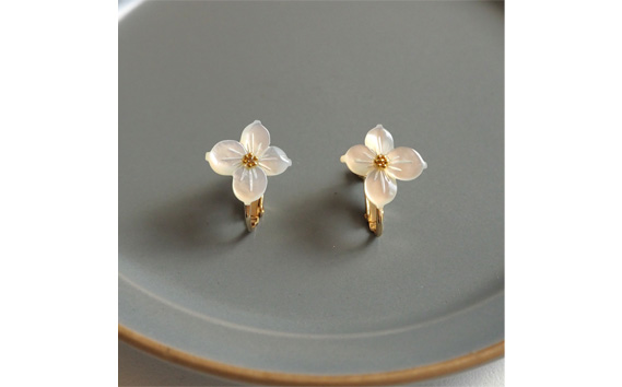 シェルのイヤリング ハナミズキ［ホワイト］ 金属アレルギー対応 真鍮製メッキ製（シリコンカバー付き） ネジバネ式イヤリング ハンドメイド