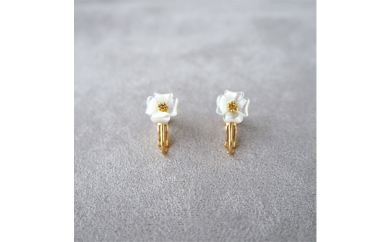 シェルのイヤリング ハナミズキ［ミニ］ 金属アレルギー対応 真鍮製メッキ製（シリコンカバー付き） ネジバネ式イヤリング ハンドメイド