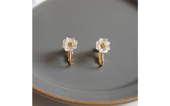 シェルのイヤリング ハナミズキ［ミニ］ 金属アレルギー対応 真鍮製メッキ製（シリコンカバー付き） ネジバネ式イヤリング ハンドメイド