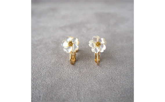 シェルのイヤリング フラワー［ホワイト］ 金属アレルギー対応 真鍮製メッキ製（シリコンカバー付き） ネジバネ式イヤリング ハンドメイド