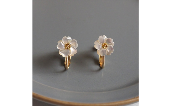 シェルのイヤリング フラワー［ホワイト］ 金属アレルギー対応 真鍮製メッキ製（シリコンカバー付き） ネジバネ式イヤリング ハンドメイド