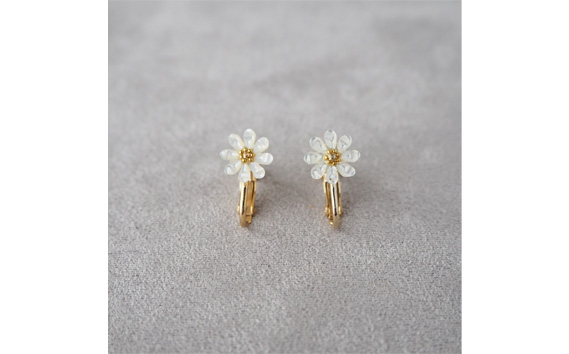 シェルのイヤリング マーガレット［ホワイト］ 金属アレルギー対応 真鍮製メッキ製（シリコンカバー付き） ネジバネ式イヤリング ハンドメイド