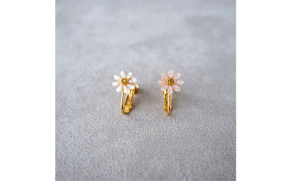 シェルのイヤリング マーガレット［ピンク］ 金属アレルギー対応 真鍮製メッキ製（シリコンカバー付き） ネジバネ式イヤリング ハンドメイド