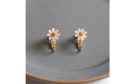 シェルのイヤリング マーガレット［ピンク］ 金属アレルギー対応 真鍮製メッキ製（シリコンカバー付き） ネジバネ式イヤリング ハンドメイド