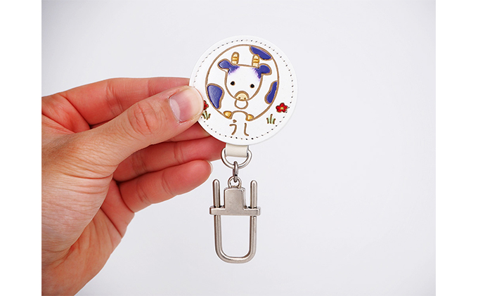 文庫屋大関 干支キーホルダー 丑 ドアに冷蔵庫にペタリ 干支 キーホルダー マグネット入り 磁石入り 革製品 革小物 革製 日用品 雑貨 小物雑貨 マグネット 磁石 工芸品 民芸品 伝統工芸品 東京 東京都 墨田区