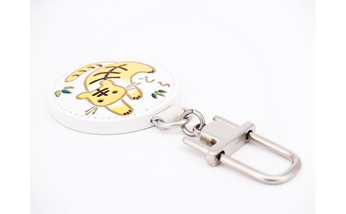 文庫屋大関 干支キーホルダー 寅 ドアに冷蔵庫にペタリ 干支 キーホルダー マグネット入り 磁石入り 革製品 革小物 革製 日用品 雑貨 小物雑貨 マグネット 磁石 工芸品 民芸品 伝統工芸品 東京 東京都 墨田区