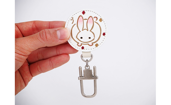 文庫屋大関 干支キーホルダー 卯 ドアに冷蔵庫にペタリ 干支 キーホルダー マグネット入り 磁石入り 革製品 革小物 革製 日用品 雑貨 小物雑貨 マグネット 磁石 工芸品 民芸品 伝統工芸品 東京 東京都 墨田区