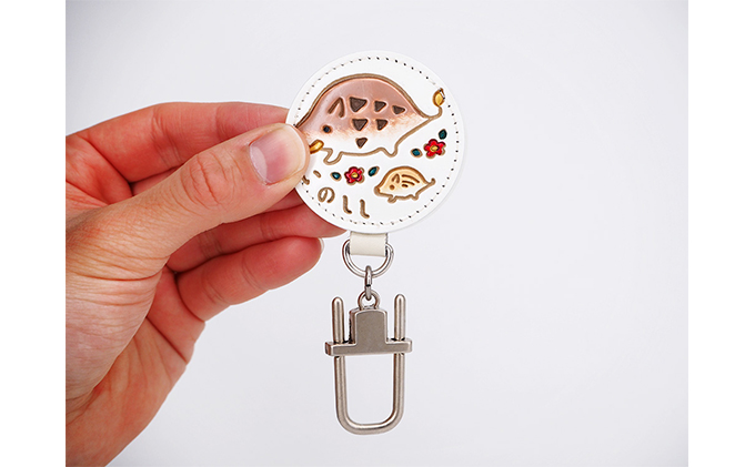 文庫屋大関 干支キーホルダー 亥 ドアに冷蔵庫にペタリ 干支 キーホルダー マグネット入り 磁石入り 革製品 革小物 革製 日用品 雑貨 小物雑貨 マグネット 磁石 工芸品 民芸品 伝統工芸品 東京 東京都 墨田区