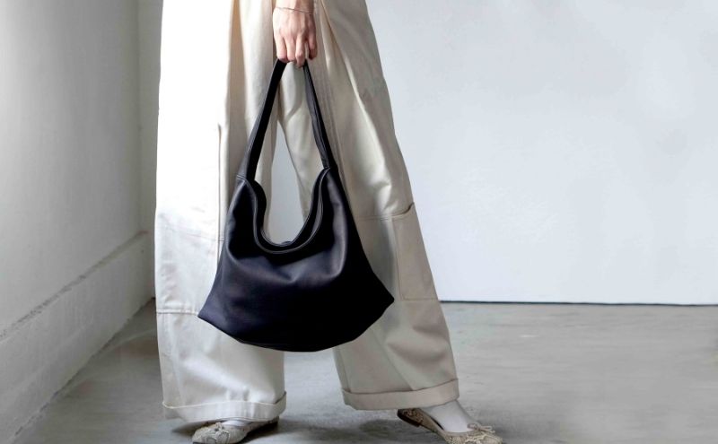 シルキータッチしっとりレザー 軽く柔らかい袋タイプ・ＬＵＡ(ＬＡ００１)＃墨黒 A4対応 バッグ 牛革 レザー 革製品 天然素材 軽量 日本製 ブラック カジュアル 墨田区 東京