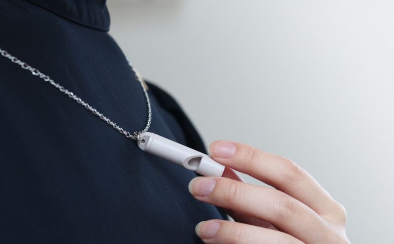 ホイッスル 曲がって割れない防災笛【雫音（しずね）】 笛 防災笛 シリコーンゴム製 防災ホイッスル 雫音 町工場 災害 弾性 水に強い 墨田区 東京都 ニュアンスグリーン