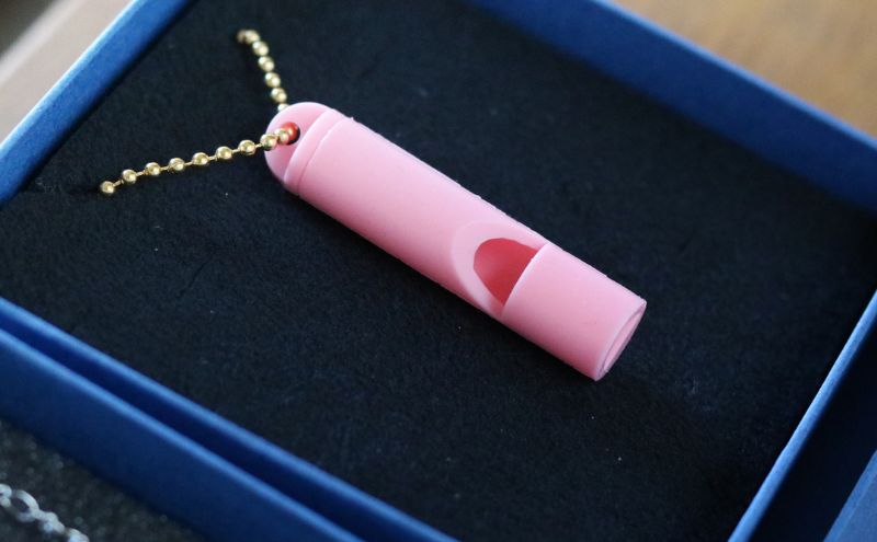 ホイッスル 曲がって割れない防災笛【雫音（しずね）】 笛 防災笛 シリコーンゴム製 防災ホイッスル 雫音 町工場 災害 弾性 水に強い 墨田区 東京都 ニュアンスグリーン