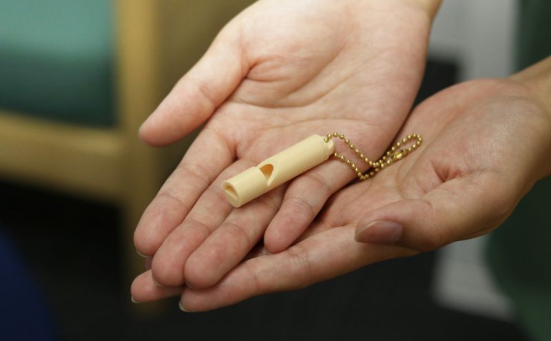 ホイッスル 曲がって割れない防災笛【雫音（しずね）】 笛 防災笛 シリコーンゴム製 防災ホイッスル 雫音 町工場 災害 弾性 水に強い 墨田区 東京都 ニュアンスグリーン