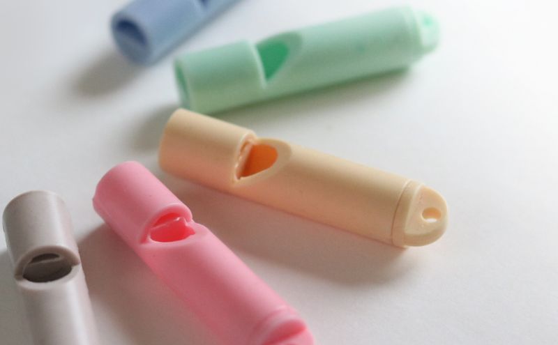 ホイッスル 曲がって割れない防災笛【雫音（しずね）】 笛 防災笛 シリコーンゴム製 防災ホイッスル 雫音 町工場 災害 弾性 水に強い 墨田区 東京都 ニュアンスグリーン