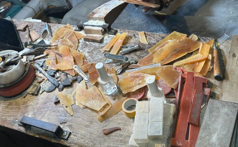 ブローチ 豊島区伝統工芸品 江戸べっ甲 ピンブローチ 猫 アクセサリー 胸飾り ピンバッジ グッズ 和装 高級 工芸品 工芸 伝統工芸 和風小物 猫モチーフ 鼈甲 東京 東京都 豊島区