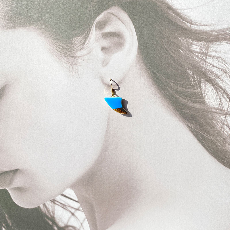 茅ヶ崎市 湘南 陶磁器 ピアス 上品 かわいい レディース ギフト プレゼント 誕生日 母の日 お祝い サマーギフト ゴールド 金 アート アクセサリー Artopus.SHONAN ピアス フィン ブルー