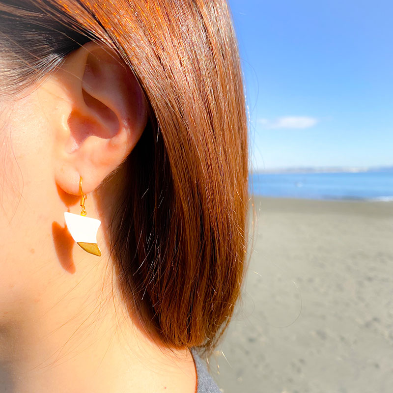 茅ヶ崎市 湘南 陶磁器 ピアス 上品 かわいい レディース ギフト プレゼント 誕生日 母の日 お祝い サマーギフト ゴールド 金 アート アクセサリー Artopus.SHONAN ピアス フィン ホワイト