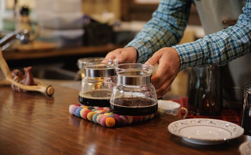 【3ヵ月定期便】丁寧にハンドピックされたこだわりのコーヒー豆100g×3種類(中深～深煎り)【粉】  珈琲 コーヒー豆 珈琲豆 豆 焙煎 自家焙煎 セット