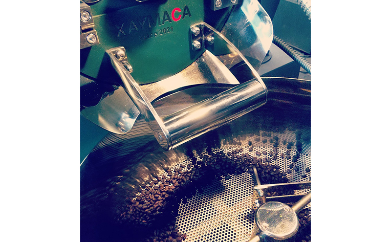 【6ヵ月定期便】丁寧にハンドピックされたこだわりのコーヒー豆100g×3種類(中深～深煎り)【粉】  珈琲 コーヒー豆 珈琲豆 豆 焙煎 自家焙煎 セット