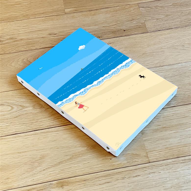 湘南・茅ヶ崎で描く、海を感じるイラストアート 『 湘南ランドスケープ01：波打ち際のキャッチボール 』　キャンバスアートパネル（小） /絵画 風景 犬 猫