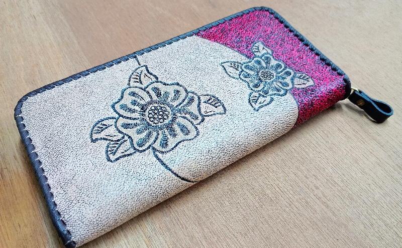 ☆世界にひとつだけ☆ L型小銭入れ付きファスナー財布☆女性と花☆ ディープレッド 山羊革 財布 お財布 長財布