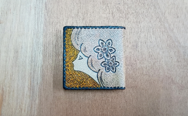 ☆世界にたった一つ☆　女性と蝶の二つ折り財布　☆イエロー☆ 財布 お財布 二つ折り