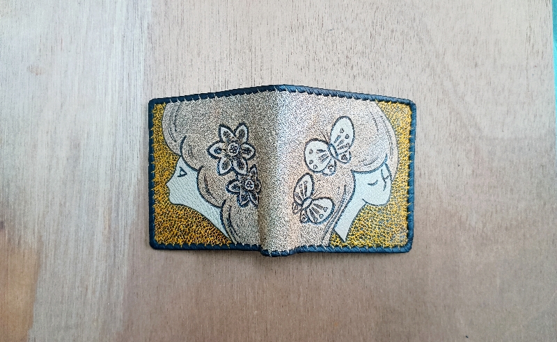 ☆世界にたった一つ☆　女性と蝶の二つ折り財布　☆イエロー☆ 財布 お財布 二つ折り