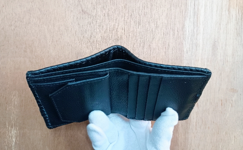 ☆世界にたった一つ☆　女性と蝶の二つ折り財布　☆イエロー☆ 財布 お財布 二つ折り