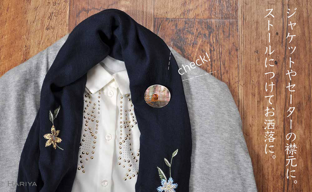 雪ふくろう蒔絵 黒蝶貝ブローチ 蒔絵 漆 黒蝶貝 ふくろう 雪 うるしアート ハンドメイド ブローチ アクセサリー ギフト 伝統工芸 工芸品 国産 日本製 復興 震災 コロナ 能登半島地震復興支援 北陸新幹線 F6P-0308