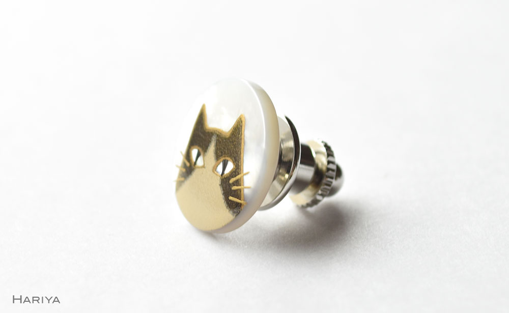 ハチワレ猫蒔絵 白蝶貝ピンブローチ 蒔絵 漆 白蝶貝 猫 ねこ ピンブローチ ハンドメイド ブローチ アクセサリー ギフト 伝統工芸 工芸品 国産 日本製 復興 震災 コロナ 能登半島地震復興支援 北陸新幹線 F6P-0389